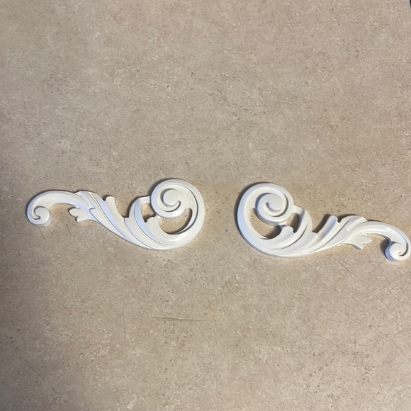 Wall decor moulding - painted white 5"W X 2 1/2"H - Picture 2 of 5